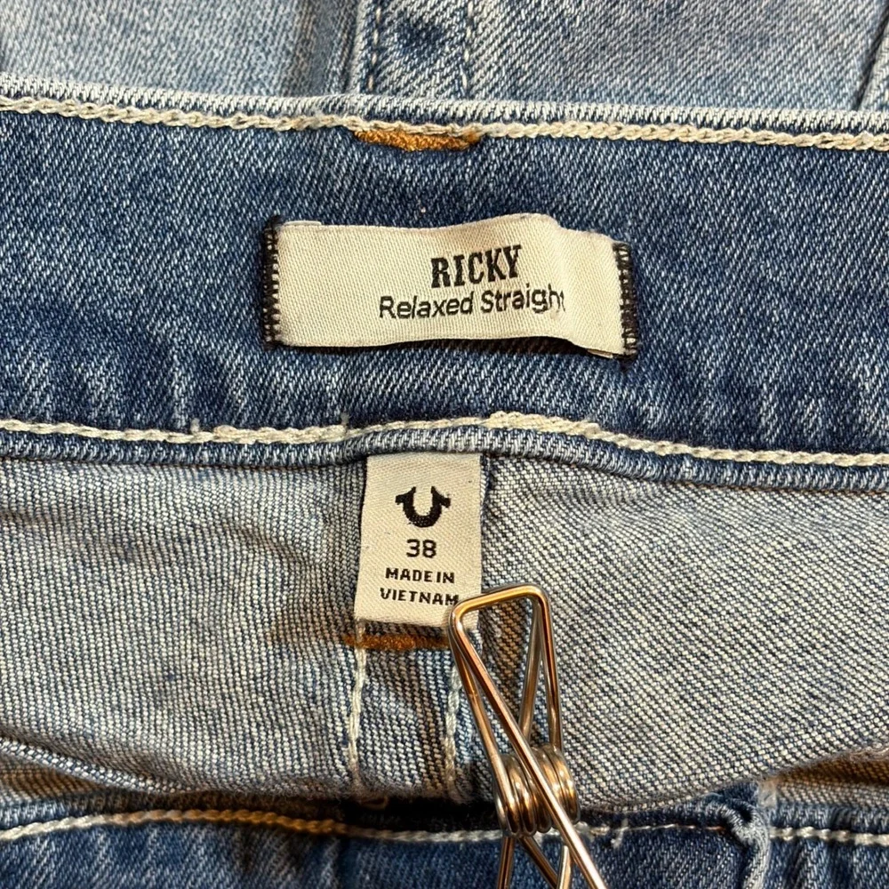 True Religion Ricky Relaxed Straight Jeans Mens 38x28 Light Wash Blue Denim DSCR